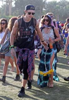 Vanessa Hudgens feet photo thumbnail