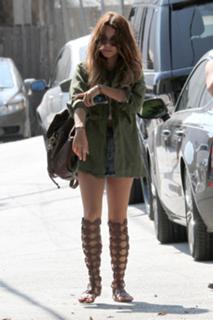 Vanessa Hudgens feet photo thumbnail