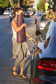 Vanessa Hudgens feet photo thumbnail