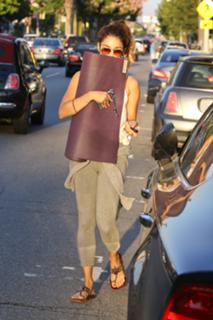 Vanessa Hudgens feet photo thumbnail