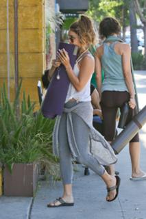 Vanessa Hudgens feet photo thumbnail