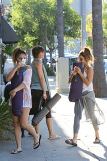 Vanessa Hudgens feet photo thumbnail