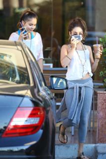 Vanessa Hudgens feet photo thumbnail