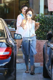 Vanessa Hudgens feet photo thumbnail