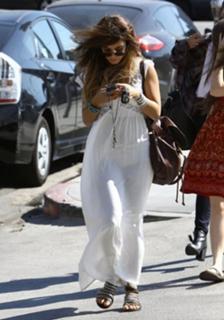 Vanessa Hudgens feet photo thumbnail