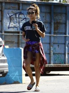 Vanessa Hudgens feet photo thumbnail