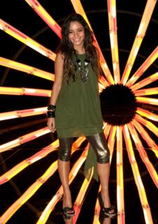 Vanessa Hudgens feet photo thumbnail