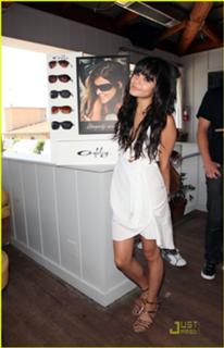 Vanessa Hudgens feet photo thumbnail
