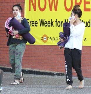 Vanessa Hudgens feet photo thumbnail