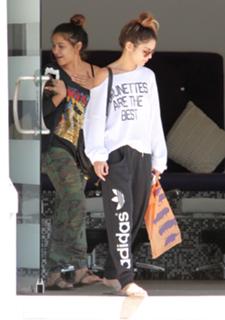 Vanessa Hudgens feet photo thumbnail