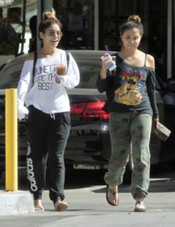 Vanessa Hudgens feet photo thumbnail