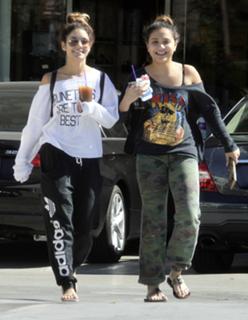 Vanessa Hudgens feet photo thumbnail