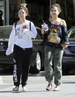 Vanessa Hudgens feet photo thumbnail