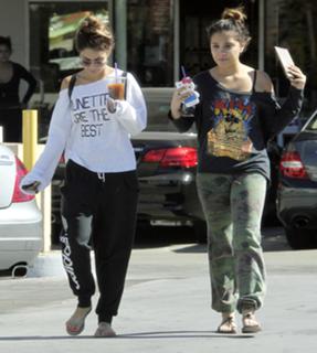 Vanessa Hudgens feet photo thumbnail