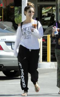 Vanessa Hudgens feet photo thumbnail