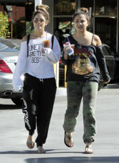 Vanessa Hudgens feet photo thumbnail