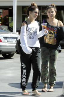 Vanessa Hudgens feet photo thumbnail
