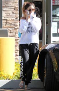 Vanessa Hudgens feet photo thumbnail