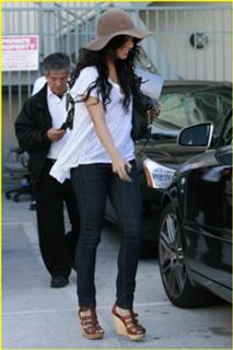 Vanessa Hudgens feet photo thumbnail
