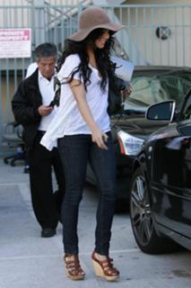 Vanessa Hudgens feet photo thumbnail
