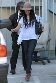 Vanessa Hudgens feet photo thumbnail