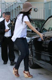 Vanessa Hudgens feet photo thumbnail