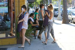 Vanessa Hudgens feet photo thumbnail