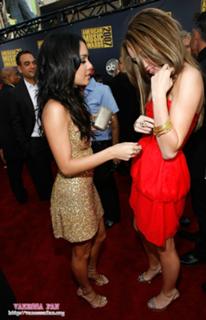 Vanessa Hudgens feet photo thumbnail
