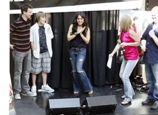 Vanessa Hudgens feet photo thumbnail