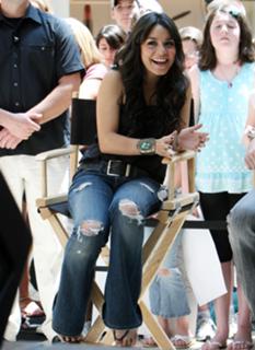 Vanessa Hudgens feet photo thumbnail