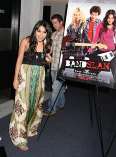 Vanessa Hudgens feet photo thumbnail