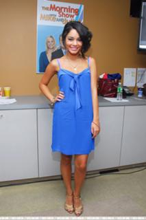 Vanessa Hudgens feet photo thumbnail
