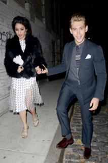 Vanessa Hudgens feet photo thumbnail