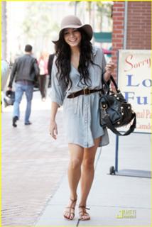 Vanessa Hudgens feet photo thumbnail