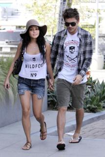 Vanessa Hudgens feet photo thumbnail