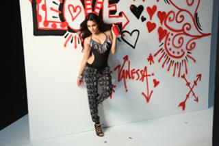 Vanessa Hudgens feet photo thumbnail