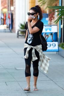 Vanessa Hudgens feet photo thumbnail