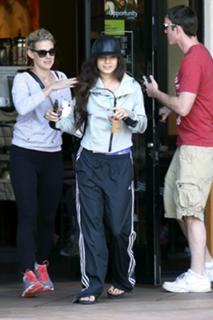 Vanessa Hudgens feet photo thumbnail