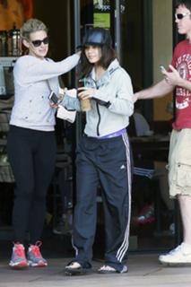 Vanessa Hudgens feet photo thumbnail