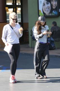 Vanessa Hudgens feet photo thumbnail