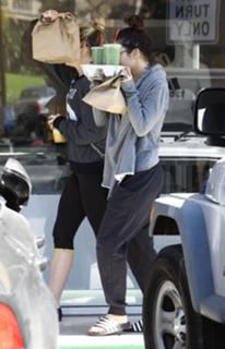 Vanessa Hudgens feet photo thumbnail