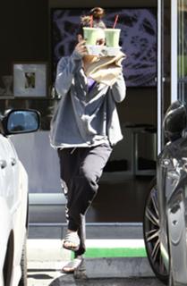 Vanessa Hudgens feet photo thumbnail