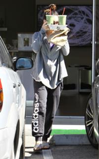 Vanessa Hudgens feet photo thumbnail