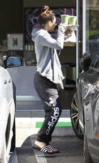 Vanessa Hudgens feet photo thumbnail