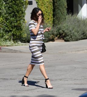 Vanessa Hudgens feet photo thumbnail