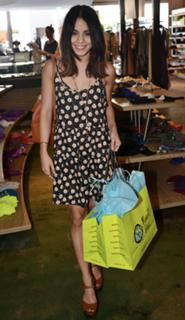 Vanessa Hudgens feet photo thumbnail
