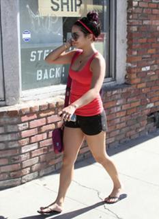 Vanessa Hudgens feet photo thumbnail