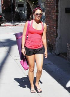 Vanessa Hudgens feet photo thumbnail