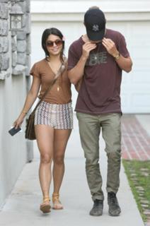 Vanessa Hudgens feet photo thumbnail