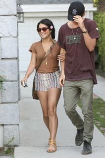 Vanessa Hudgens feet photo thumbnail